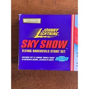 Johnny Lightning Sky Show Daredevil Stunt Set with Green Car